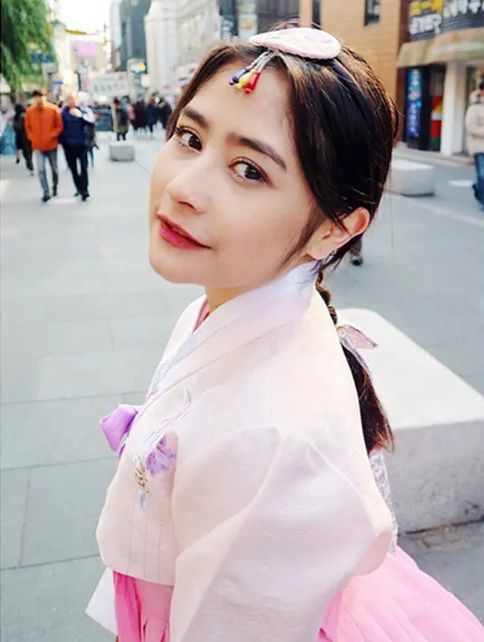 "Bahkan di sana tukang jualannya kalau lihat orang Indonesia mereka langsung bilang, 'mari mari, apa kabar'. Mereka menguasai satu dua kosakata gitu untuk menarik pembeli dari Indonesia," tuturnya. (Instagram/prillylatuconsina96)