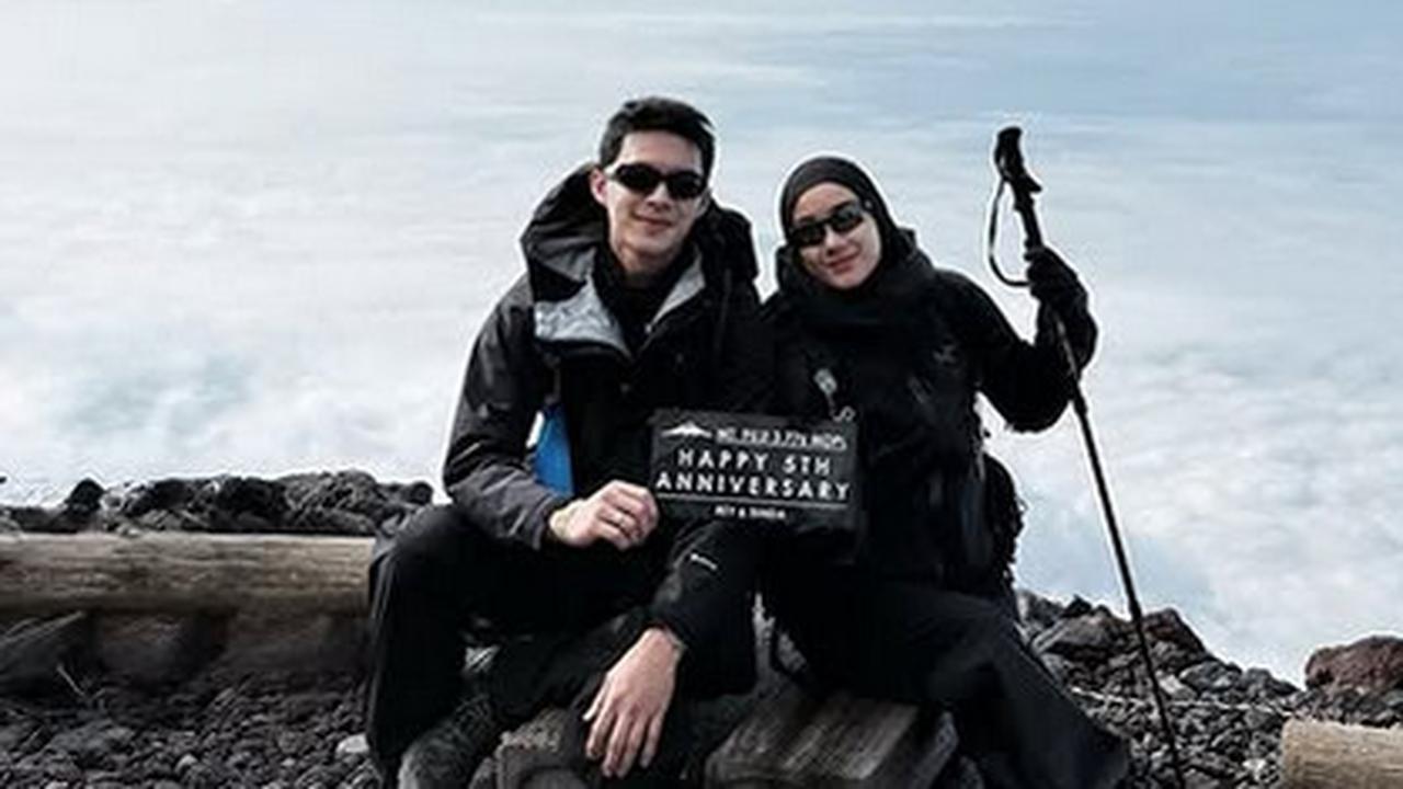 Rayakan Anniversary ke-5, Potret Dinda Hauw dan Rey Mbayang Taklukkan Gunung Fuji