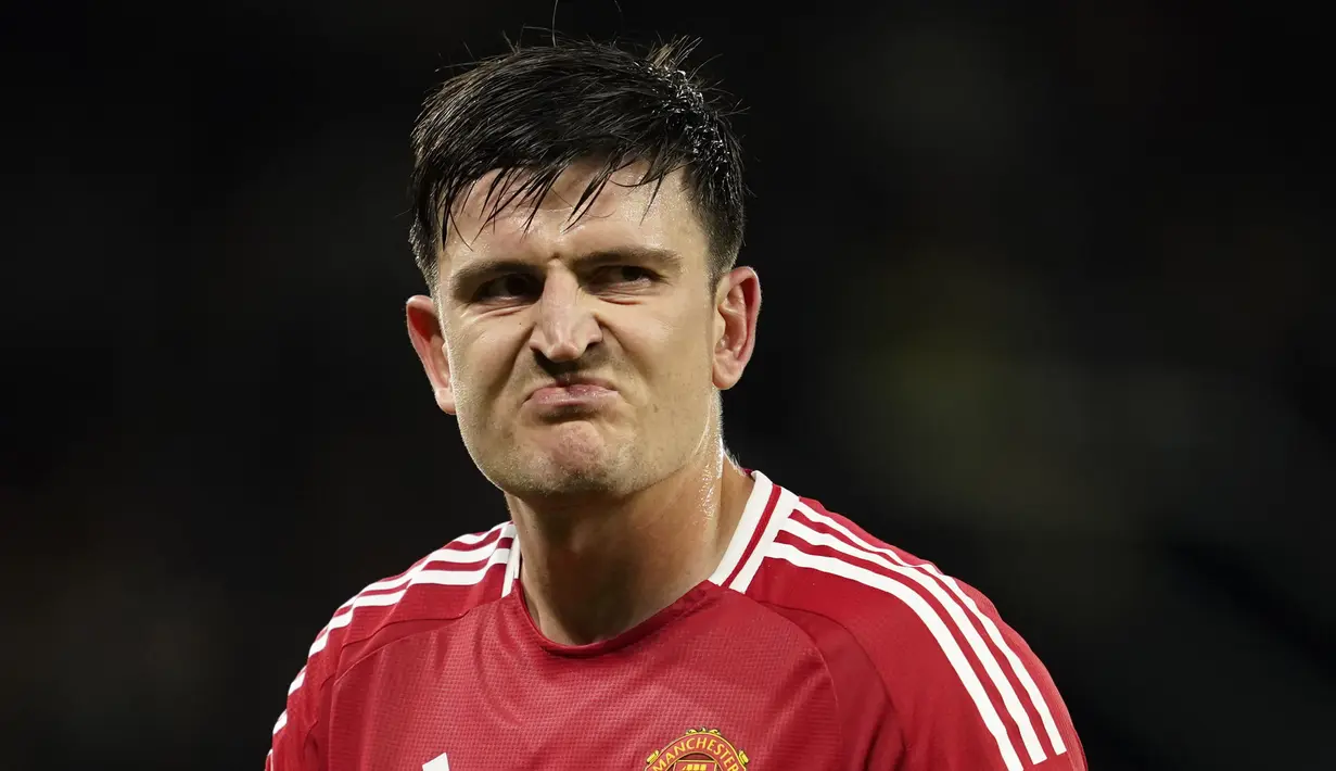 Pemain Manchester United, Harry Maguire, tampak kecewa setelah ditahan imbang FC Twente pada matchday 1 Liga Europa 2024/2025 di Old Trafford, Kamis (26/9/2024) dini hari WIB. (AP Photo/Dave Thompson)