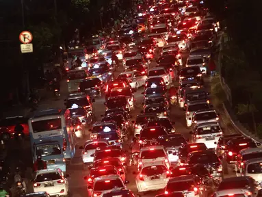 Kendaraan terjebak kemacetan di kawasan Kuningan, Jakarta, Senin (2/1). Ramainya pusat perbelanjaan membuat sejumlah sudut Ibu Kota tetap mengalami kemacetan meskipun saat libur cuti bersama. (Liputan6.com/Immanuel Antonius)