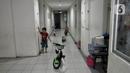 Anak-anak bermain di Rusunawa Jatinegara Barat, Jakarta, Minggu (3/5/2020). Pemprov DKI Jakarta berencana membebaskan uang retribusi atau tarif rusunawa karena banyaknya penghuni yang tidak mampu membayar sewa akibat kesulitan ekonomi di tengah pandemi COVID-19. (merdeka.com/Iqbal S. Nugroho)