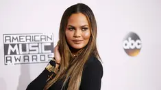 Model Chrissy Teigan berpose di karpet merah perhelatan American Music Awards (AMA) 2016 di Los Angeles, California, Minggu (20/11). Chrissy Teigen tampil dengan gaun super seksi saat menemani suaminya, John legend. (REUTERS/Danny Moloshok)