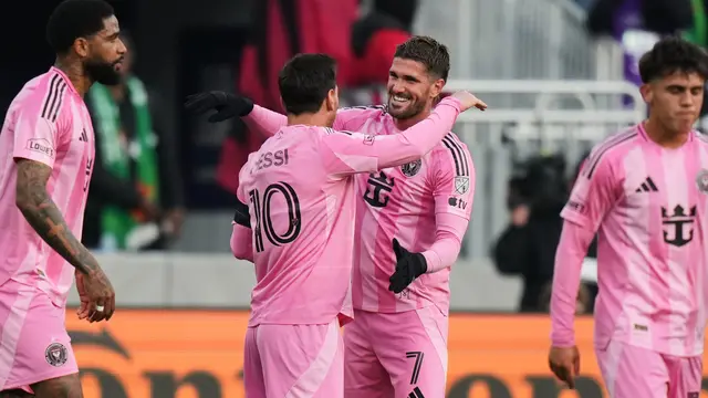 Selebrasi Lionel Messi dengan Rodrigo de Paul di laga lanjutan MLS 2026 antara DC United vs Inter Miami di M&T Bank Stadium, Minggu (08/03/2026).