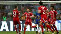 Bek Bayern Munchen Rafinha (kedua dari kiri) merayakan gol ke gawang Chelsea pada laga International Champions Cup 2017 di Stadion Nasional Singapura, Selasa (25/7/2017). (EPA/Wallace Woon)