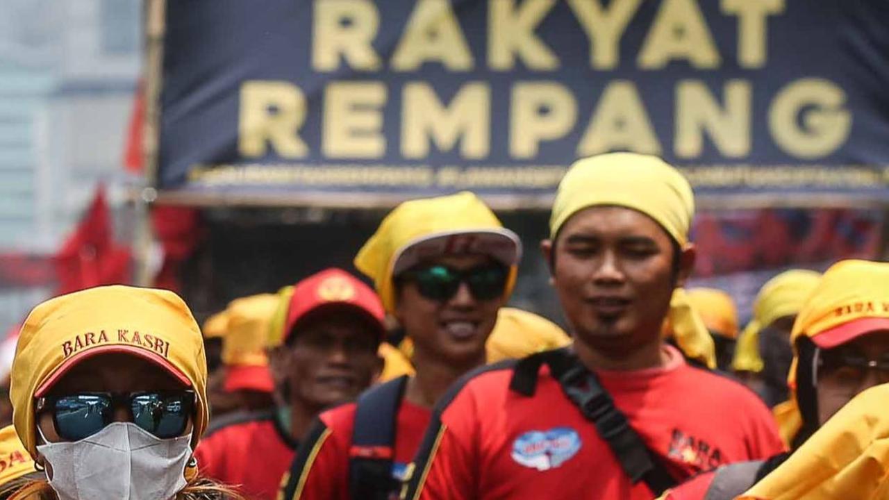 FOTO: Tuntut Cabut UU Cipta Kerja, Massa GEBRAK Geruduk Gedung MK dan Ancam Mogok Kerja
