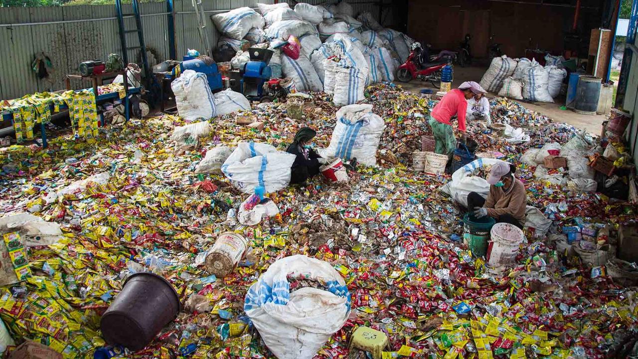 FOTO: Dari Sampah Plastik Mengalir Solar Ramah Lingkungan