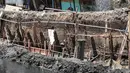 Sejumlah rumah hampir ambruk akibat amblesnya tanah di bantaran Anak Kali Ciliwung di Jalan Lodan Raya, Pademangan, Jakarta, Senin (19/11). Petugas mengungsikan warga ke tempat pengungsian sementara. (Liputan6.com/Faizal Fanani)
