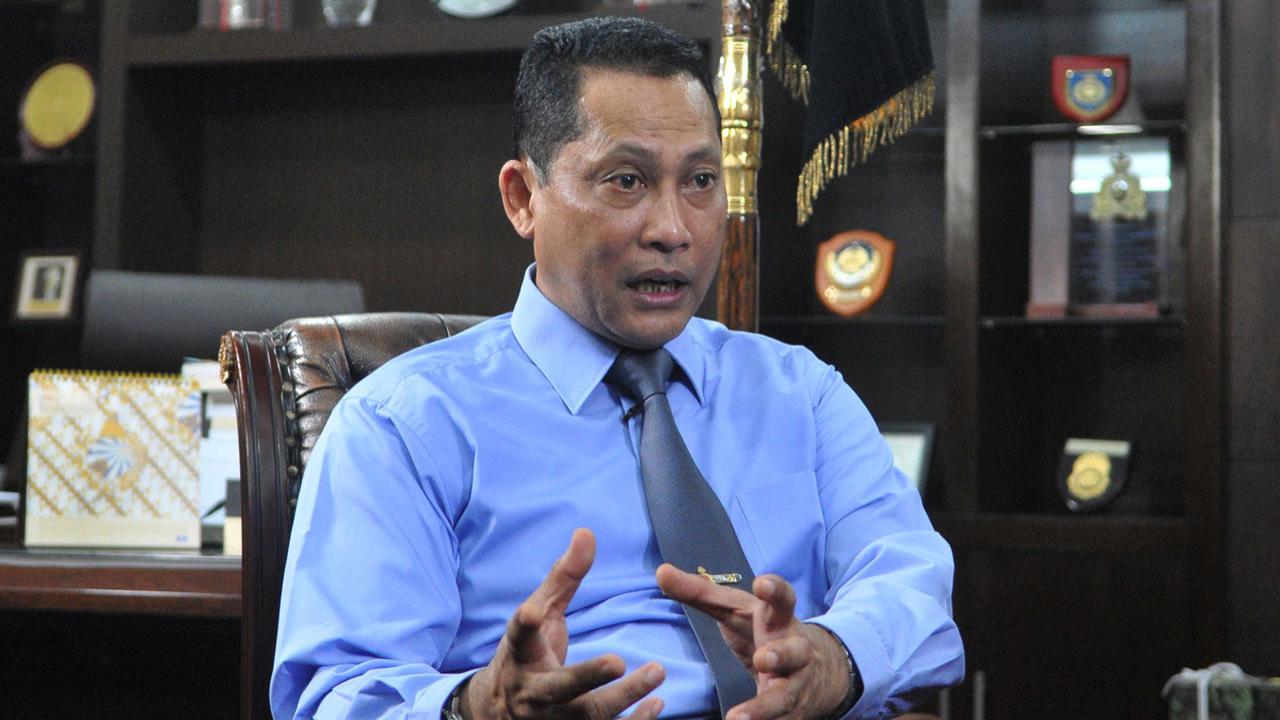 Di tempat dan waktu terpisah, Komjen Budi Waseso sendiri saat itu enggan menanggapi pernyataan dari seniornya itu.