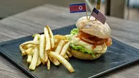 Menu burger kimchi dengan nama Cowboy Kimchi Burger disajikan sebuah restoran di Singapura, 6 Juni 2018. Makanan itu memanfaatkan momentum pertemuan Donald Trump dan Pemimpin Korea Utara Kim Jong-un di Singapura 12 Juni nanti. (AFP/Nicholas YEO)