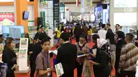 Pengunjung memadati pameran Indonesia Property Expo (IPEX) 2017 di JCC, Senayan, Jakarta, Jumat (11/8). Pameran properti tahunan ini menghadirkan hampir 900 proyek perumahan. (Liputan6.com/Angga Yuniar)