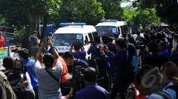 Iring-iringan 12 mobil ambulans yang membawa peti jenazah mulai memasuki Pulau Nusakambangan, Cilacap, Jateng,  Selasa, (28/4/2015). Mobil ambulans disiapkan terkait eksekusi terhadap sembilan terpidana mati kasus narkoba. (Liputan6.com/Yoppy Renato)