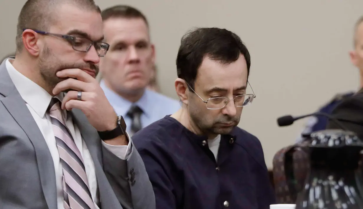 Larry Nassar saat menjalani sidang di Lansing, Mich (24/1). Pria yang juga anggota fakultas Michigan State University, sebelumnya sudah mendapat hukuman 60 tahun penjara pada Desember 2017 atas kasus pornografi anak. (AP Foto/Carlos Osorio)