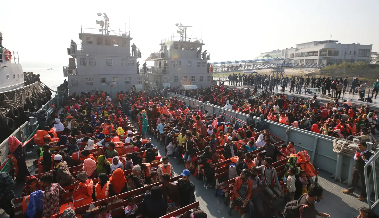 Pengungsi Rohingya duduk di kapal Angkatan Laut Bangladesh saat mereka dipindahkan ke pulau rawan banjir yang kontroversial, Bhashan Char di Teluk Benggala, di Chittagong (29/12/2020). (AFP/Rehman Asad)