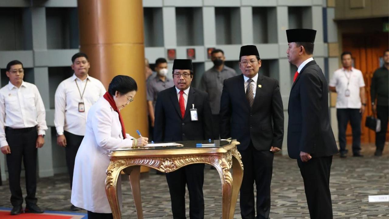 Ketua Dewan Pengarah Badan Riset dan Inovasi Nasional (BRIN) Megawati Soekarnoputri menyampaikan arahan kepada Laksamana Madya (Laksdya) TNI Amarulla Octavian yang dilantik sebagai Wakil Kepala BRIN.
