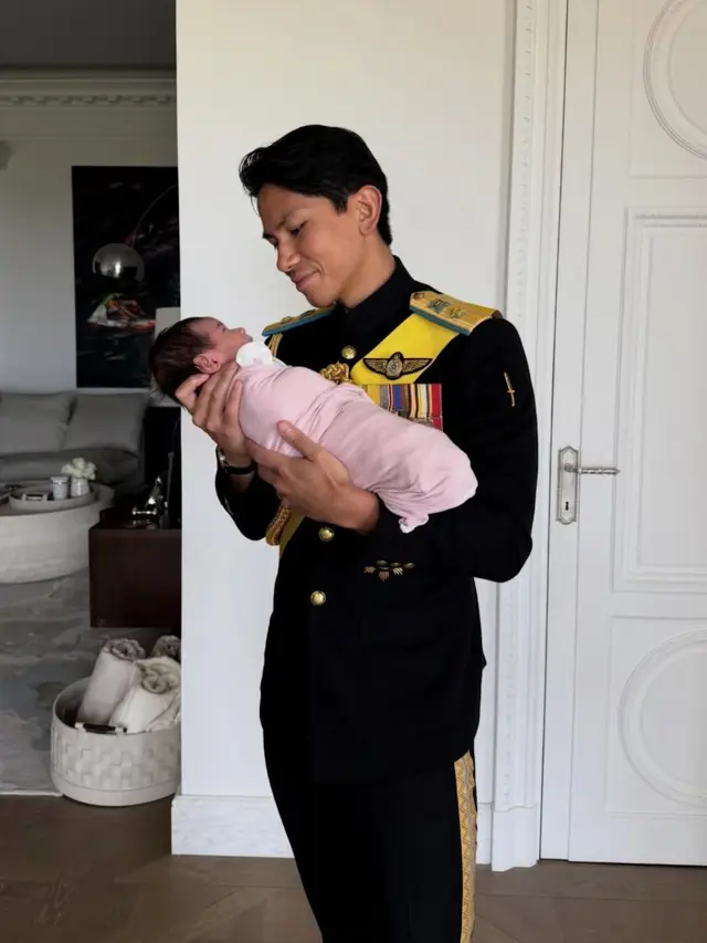 Pangeran Mateen saat Menggendong Putrinya pakai seragam militer. [@tmski]