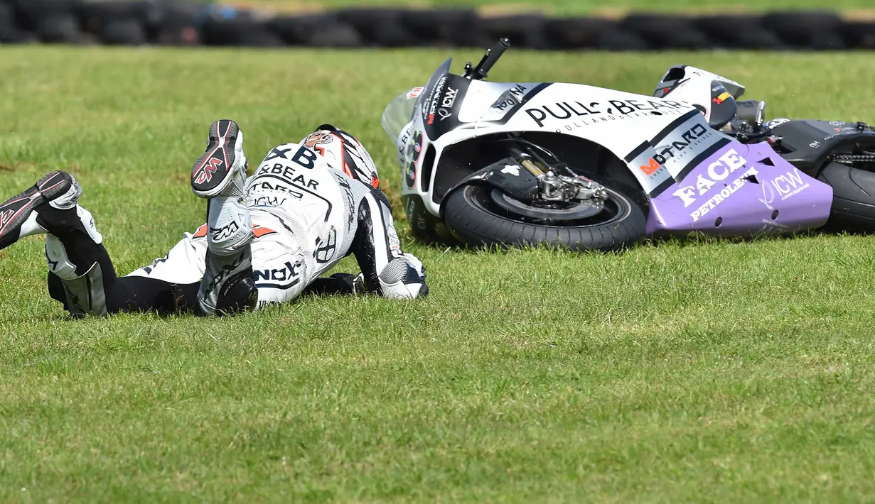 Pebalap Pull & Bear Aspar Team, Yonny Hernandez  terjatuh pada sesi kualifikasi MotoGP Australian Grand Prix di Phillip Island (22/10/2016). (AFP/Paul Crock)
