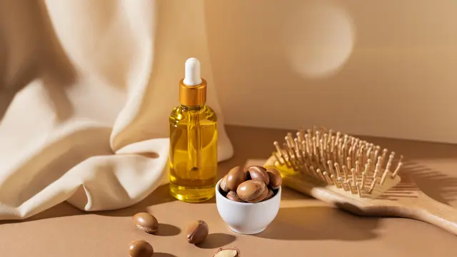 Ilustrasi minyak esensial untuk rambut