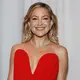 Kate Hudson memilih kalung dari emas putih 18 karat dan platinum dengan berlian seberat 43,32 karat, sebuah cincin dari emas putih 18 karat dengan 4,98 karat berlian hitam, serta cincin emas putih 18 karat lainnya dengan 5,78 karat berlian, semuanya dari koleksi Haute Joaillerie. Ia juga melengkapi penampilannya dengan sepasang anting dari koleksi Precious Lace berbahan emas putih 18 karat dengan 3,77 karat berlian. [Chopard]