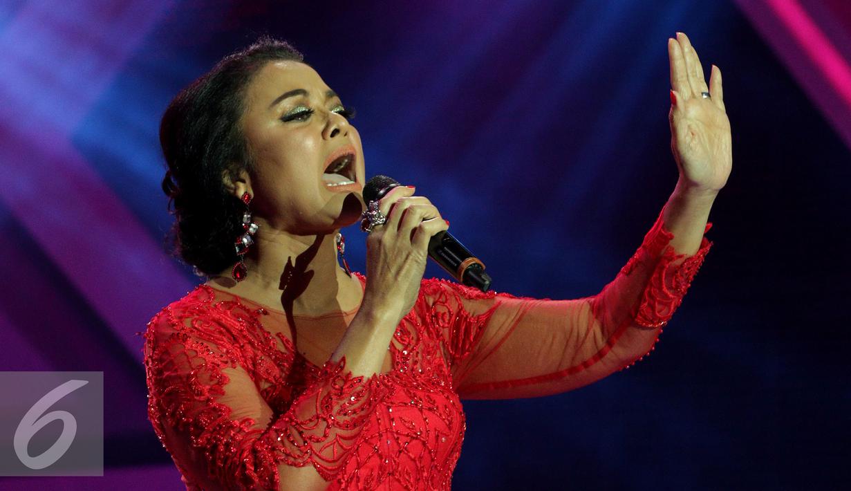 Penampilan Betharia Sonata saat menghibur penonton di acara Golden Memories di Studio 5 Indosiar, Jakarta, Jumat (13/01). Acara musik tersebut bagian dalam rangkaian dari hari ulang tahun Indonesia yang ke-22. (Liputan6.com/JohanTallo)