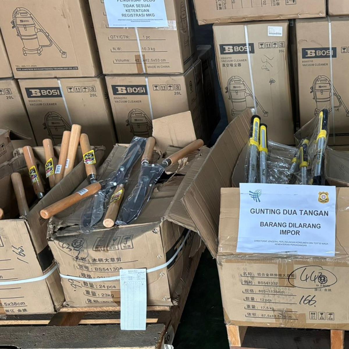 Kementerian Perdagangan berhasil mengamankan lebih dari 1,6 juta unit produk impor ilegal dari China. (Foto: Liputan6.com/Tira Santia)