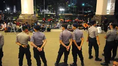 Aparat Kepolisian berjaga di depan pintu masuk lobby debat cawapres 2019 di Hotel Sultan, Jakarta, Minggu (17/3). Polisi menerapkan empat ring pengamanan yang dijaga oleh Paspampres, TNI Polri, dan Polda Metro Jaya. (Liputan6.com/Angga Yuniar)