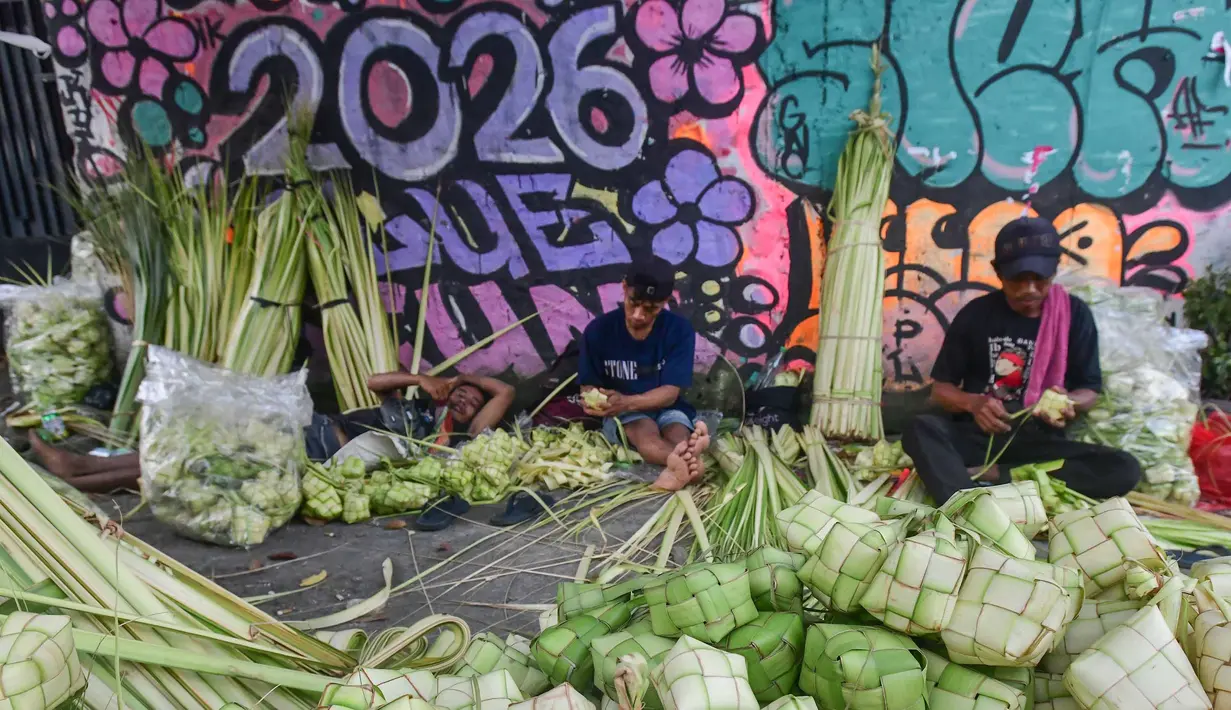 Pedagang menyelesaikan produksi kulit ketupat lebaran di Pasar Pondok Labu, Jakarta, Rabu (18/3/2026). (merdeka.com/Arie Basuki)