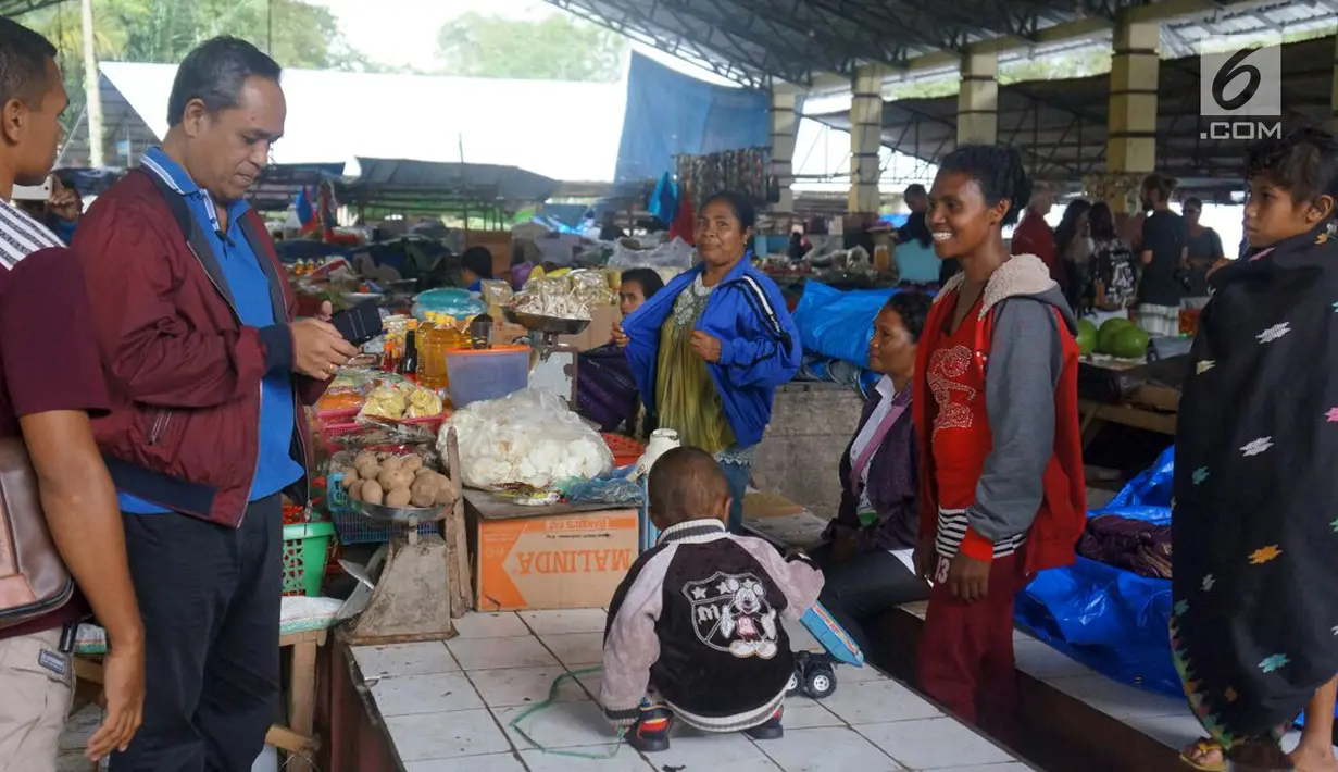 Calon gubernur Nusa Tenggara Timur (NTT),  Benny K Harman saat menyapa pedagang di Watu Koa, Kecamatan Bajawa, Kabupaten Ngada, NTT, Kamis (22/2). Bagi Benny, penangkapan Bupati Ngada Marianus Sae adalah sebuah musibah dan cobaan. (Liputan6.com/Pool/Dodi)