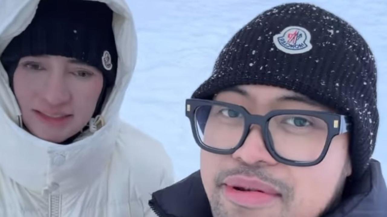 Gilang Widhia sempat mengunggah potret dirinya bersama sang istri saat berada di Helsinki Airport, Finlandia. Gilang Widhia bersama rombongan disambut dengan hujan salju.<br>