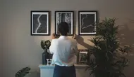 Panduan Tinggi yang Tepat untuk Menggantung Foto di Dinding agar Terlihat Estetik, Dijamin Rapi