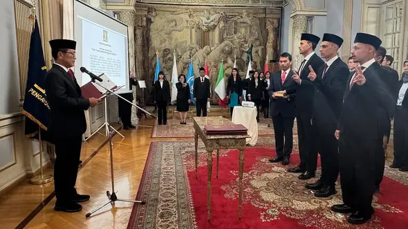 <p>Emil Audero, Dean James, dan Joey Pelupessy dilantik sebagai Warga Negara Indonesia (WNI) oleh Kementerian Hukum (Kemenkum) RI di Kedutaan Besar Republik Indonesia (KBRI) di Roma, Italia. (Bola.com/Dok.Instagram Staf Khusus Menteri Bidang Hubungan Luar Negeri Kementerian Hukum, Yadi Hendriana).</p>