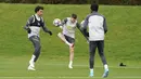Bek Liverpool Trent Alexander-Arnold (kiri) menghadiri sesi latihan jelang pertandingan Liga Champions di AXA Training Centre, 15 Februari 2022. Liverpool akan melawat ke markas Inter Milan pada leg pertama babak 16 besar Liga Champions 2021/22, Kamis 17 Februari 2022. (Martin Rickett/PA via AP)