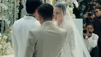 Amanda Manopo mengenakan veil panjang di hari pernikahannya. [@amandazevannya]