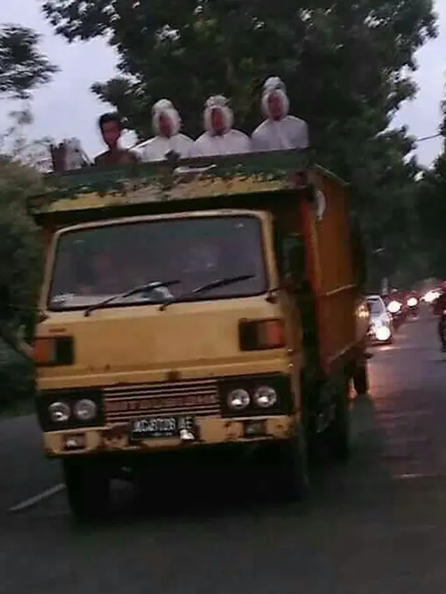 Gagal Seram, Ini 6 Potret Orang Dandan Seperti Pocong di Siang Hari Ini Kocak