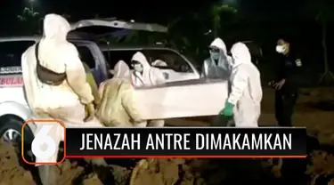 Antrean ambulans pengangkut jenazah terus terpantau di TPU Rorotan, Cilincing, Jakarta Utara, hingga Jumat malam (02/7). Sepanjang Jumat, tercatat ada 150 jenazah yang dimakamkan di pekuburan khusus pasien Covid-19 tersebut.