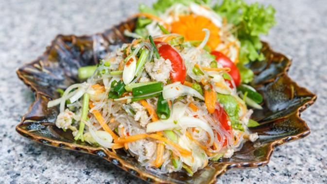 Resep Bihun Goreng Spesial Lifestyle Fimela Com Bihun goreng seperti ini biasanya memakai bihun beras, bumbu uleg, irisan tomat, seledri, dan tidak menggunakan campuran kecap manis.