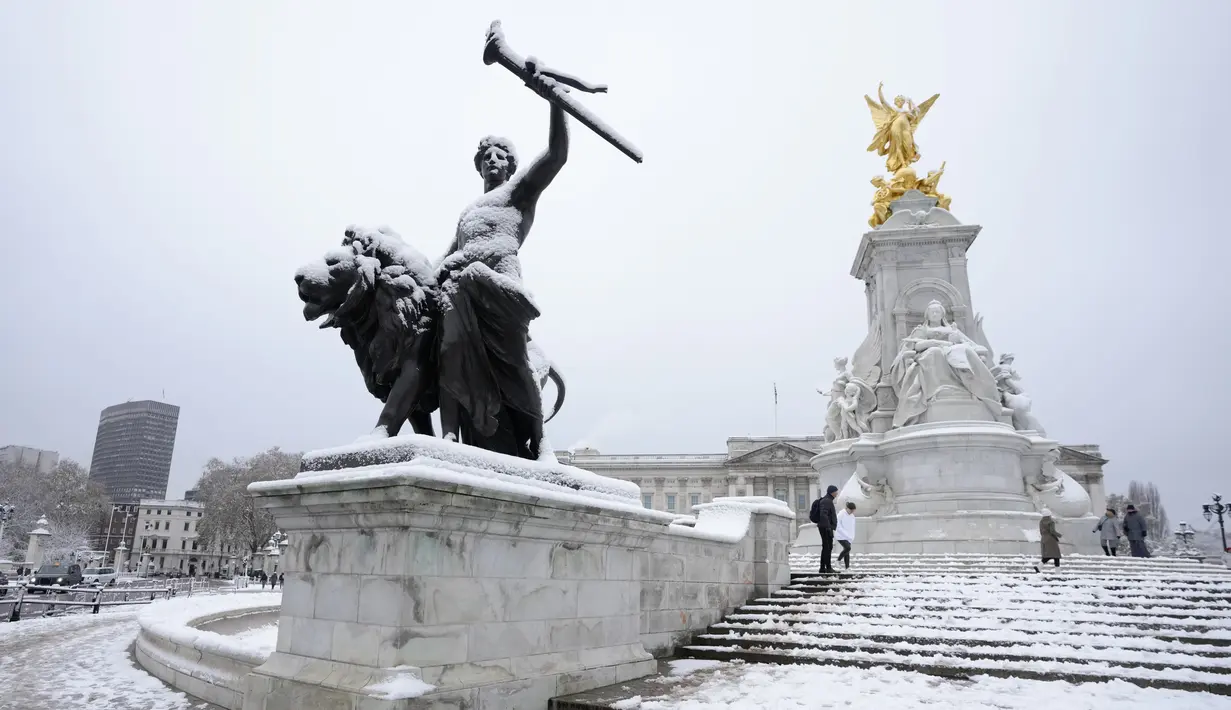 Salju menutupi Queen Victoria Memorial di Istana Buckingham di London, Senin (10/12/2022). Salju dan es telah menyapu sebagian Inggris, dengan suhu dingin dan kabut yang membekukan serta salju diperkirakan akan tetap ada sepanjang minggu ini. (AP Photo/Kirsty Wigglesworth)