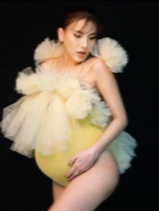 Gaya pemotretan wanita berdarah Tionghoa ini percaya diri memamerkan baby bump-nya yang semakin membesar. Angela Tee mengaku memilih melahirkan anak kedua secara caesar. Faktor usia menjadi alasan Angela Tee memilih caesar di kehamilannya yang hampir 9 bulan ini. (Liputan6.com/IG/anqeela.tee)