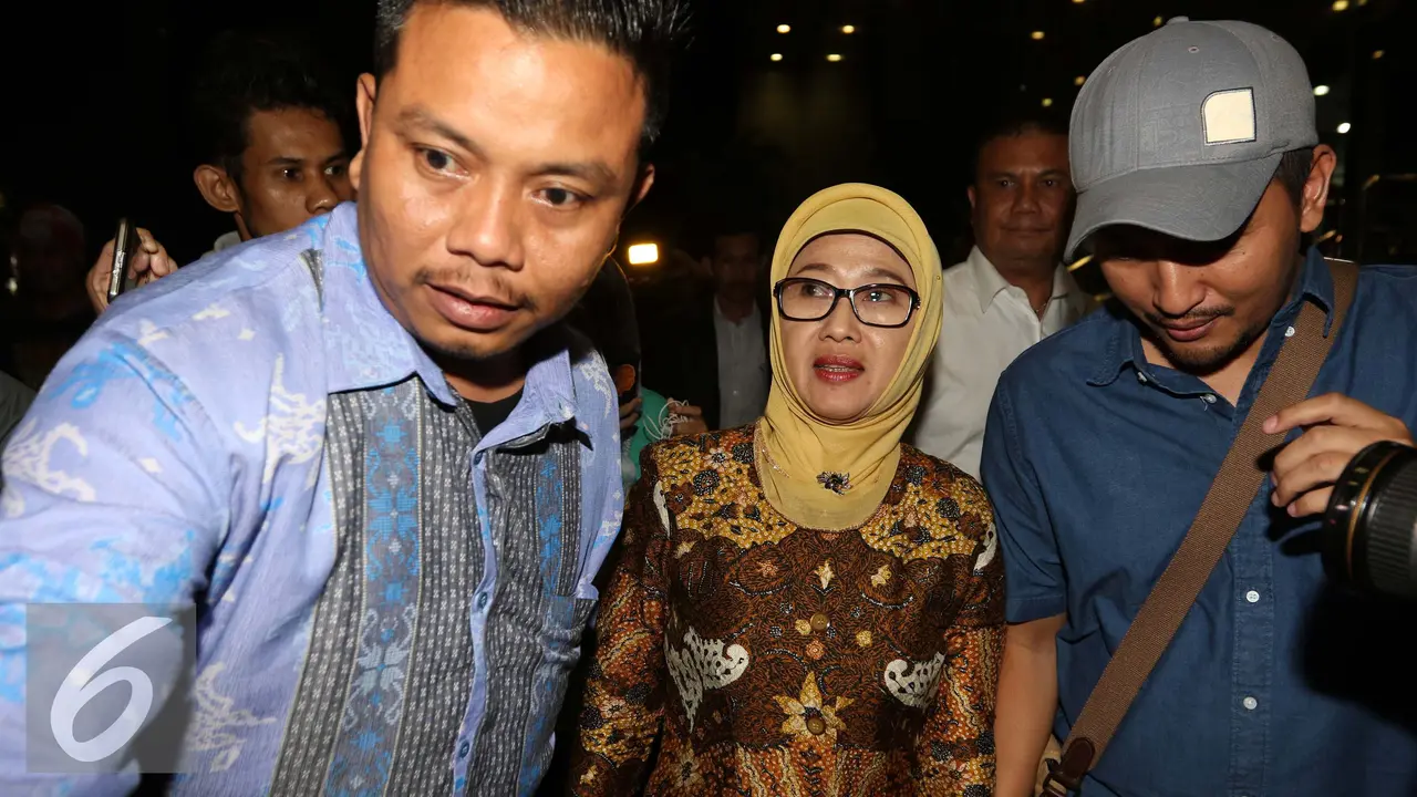 20160920- Bupati Indramayu Anna Sophanah Bungkam Usai Diperiksa KPK-Jakarta- Helmi Afandi