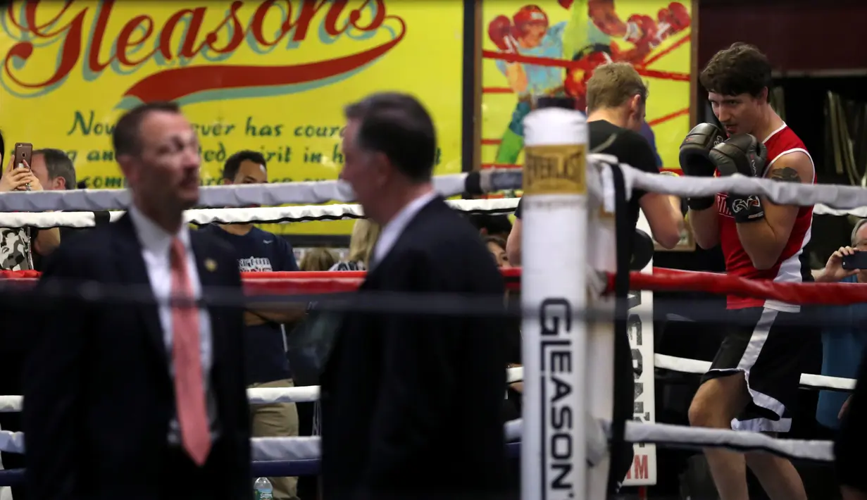 Perdana Menteri Kanada, Justin Trudeau saat bertanding melawan petinju profesional Yuri Foreman di Gleason Boxing Gym di Brooklyn borough New York, AS (21/4). (REUTERS/Carlo Allegri)