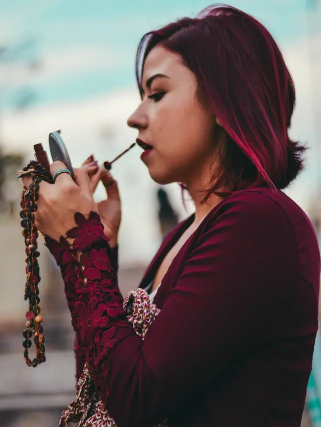 Ini yang Akan Terjadi Jika Tidak Membersihkan Lipstik Sebelum Tidur