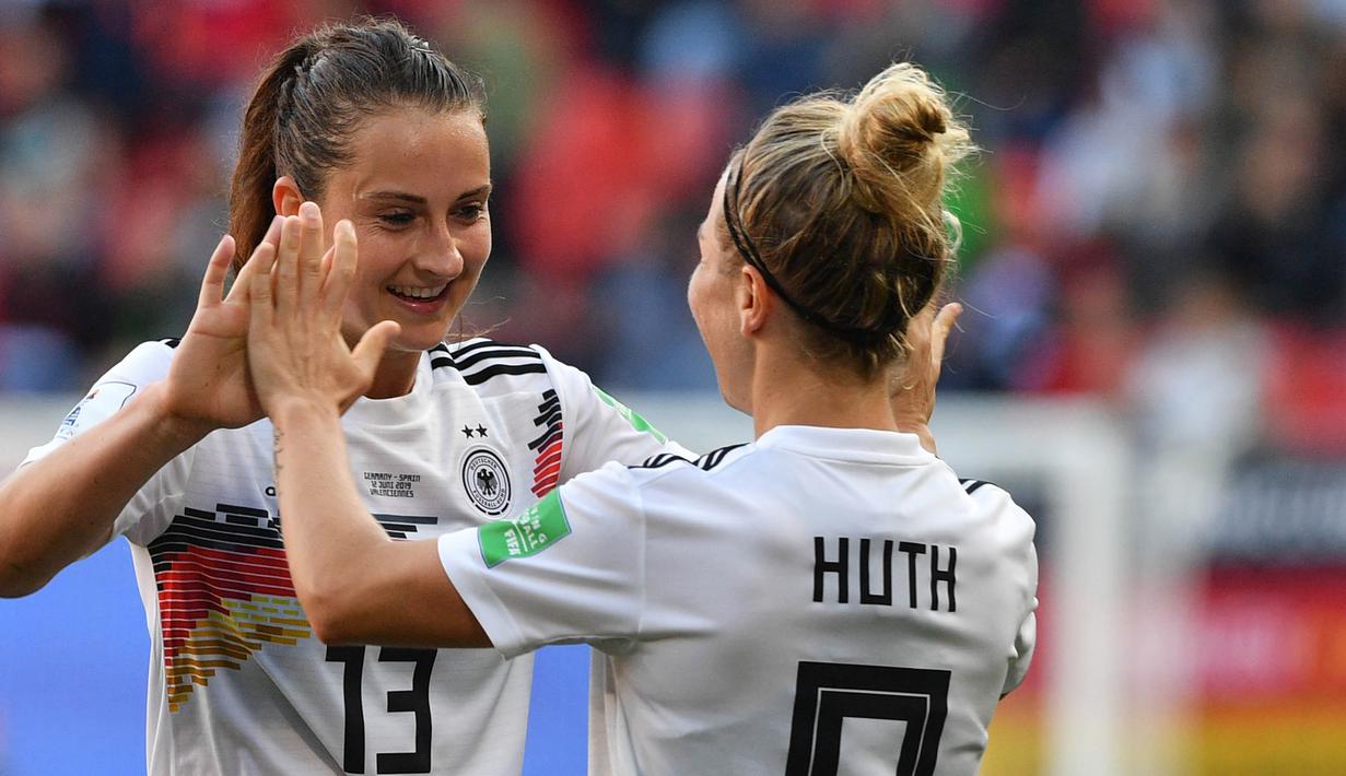 Gelandang Jerman, Sara Dabritz, bersama Svenja Huth merayakan kemenangan atas Spanyol pada laga Piala Dunia Wanita 2019 di Stadion Hainaut, Valenciennes, Rabu (12/6). (AFP/Philippe Huguen)