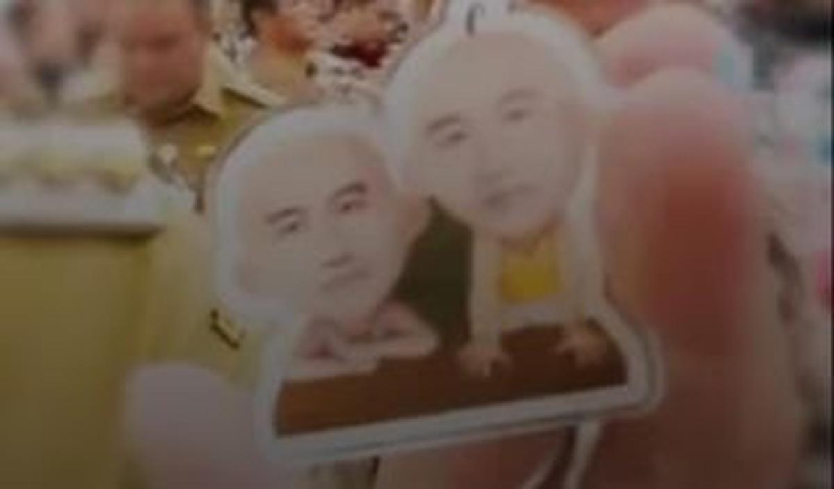 Hadiah tersebut berupa pin bergambar karakter animasi asal Malaysia, yakni Upin-Ipin.