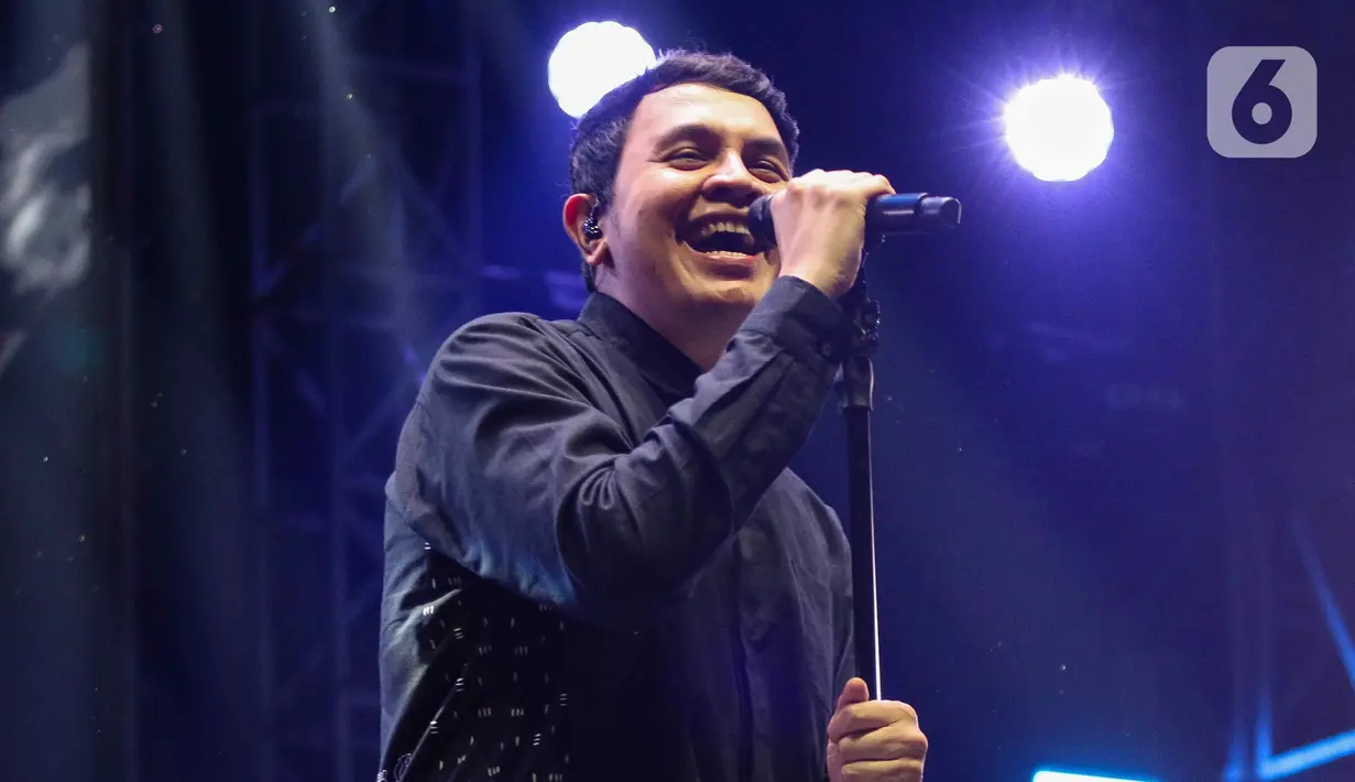 Pengunjung KapanLagi Buka Bareng BRI Festival 2024 hanyut dalam alunan lagu yang dibawakan Tulus. (Liputan6.com/Herman Zakharia)