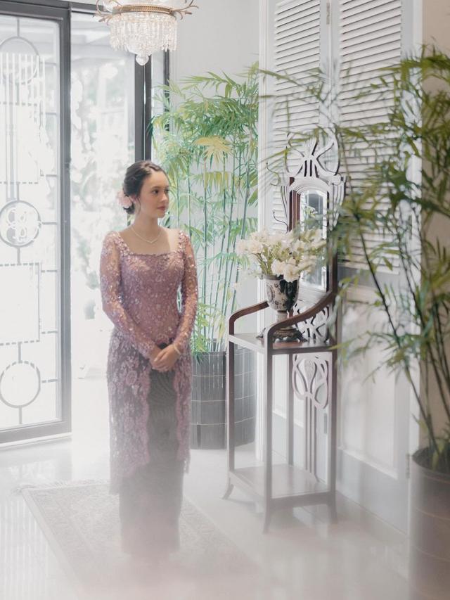 8 Potret Ayu Anggika Bolsterli Kenakan Kebaya Sebelum Menikah, Tampilkan Pesona Mba-Mba Jawa Meski Berwajah Bule