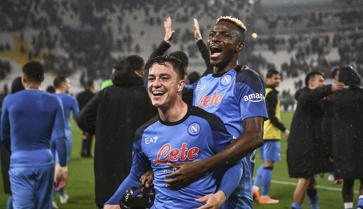 Pemain Napoli, Giacomo Raspadori (kiri) dan Victor Osimhen merayakan kemenangan laga pekan ke-31 Liga Italia 2022/2023 di Allianz Stadium, Turin, Italia, Senin (24/04/2023) WIB. Il Poartenopei berhasil meraih kemenangan dengan skor 1-0. (AP Photo/LaPresse/Marco Alpozzi)