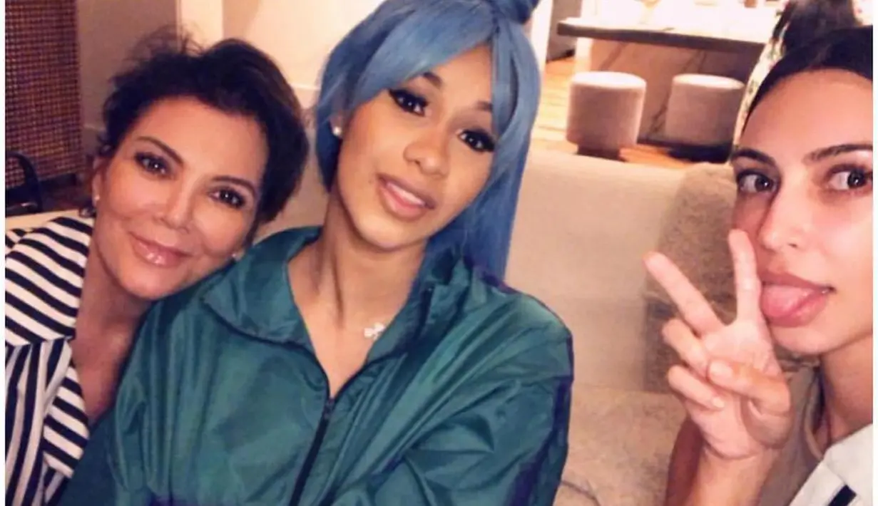 "Aku sudah resmi menjadi bagian dari kelompok orang kaya! Aku tak lagi miskin mwahahahaha!! P.S aku menjual lap milik Kris Jenner di eBay!" tulisnya. (instagram/iamcardib)