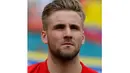 Luke Shaw merupakan bek tim nasional sepak bola Inggris yang masih berusia 18 tahun.(REUTERS/Wolfgang Rattay)