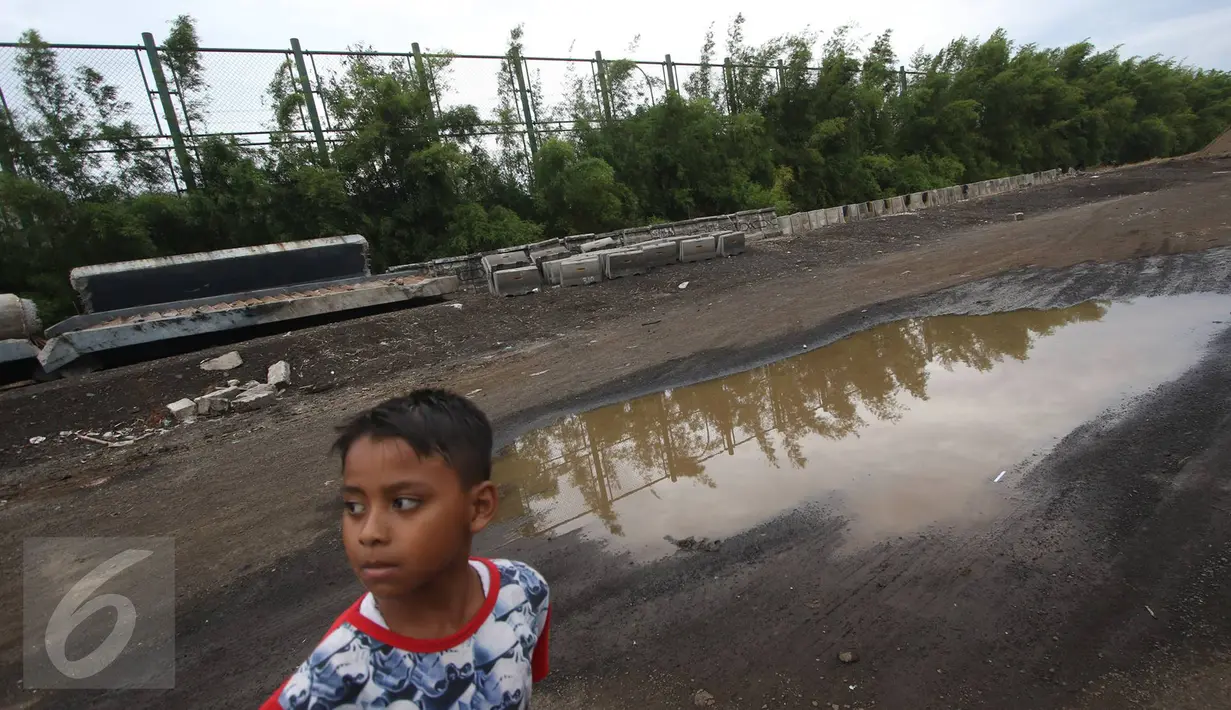 Sebuah mobil truk terparkir di lahan tempat yang akan dibangun Taman Bersih Manusiawi dan Wibawa (BMW) di Jakarta Utara, Selasa (7/3). (Liputan6.com/Immanuel Antonius)