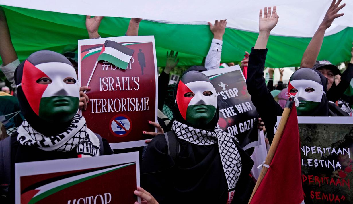 Ribuan orang menghadiri aksi tersebut menjelang peringatan 100 hari perang antara Israel dan Hamas di Gaza. (AP Photo/Dita Alangkara)
