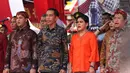 Gubernur Jawa Barat Ahmad Heryawan, Ibu Negara Iriana Widodo, Presiden Joko Widodo dan Mendikbud Anies Baswedan saat menghadiri Cap Go Meh di Kota Bogor, Jawa Barat, Kamis (5/3/2015). (Liputan6.com/Faizal Fanani)